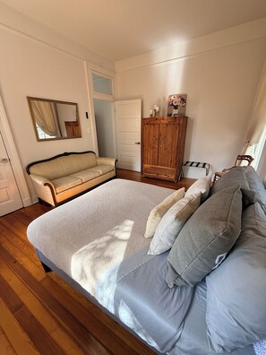 2 bedrooms, desk, iron/ironing board, free WiFi - Peaceful cottage tucked away minutes from the French Quarter in New Orleans. (Chalmette)