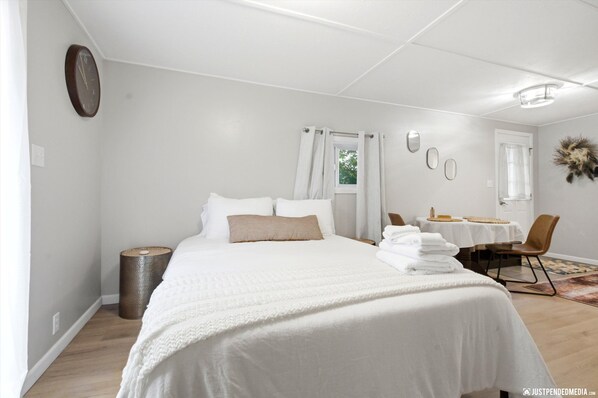 Iron/ironing board, WiFi, bed sheets