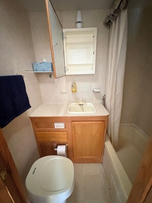 Bathroom - Cozy 1-bedroom recreational vehicle in welcoming Upper Freehold with AC (Upper Freehold)