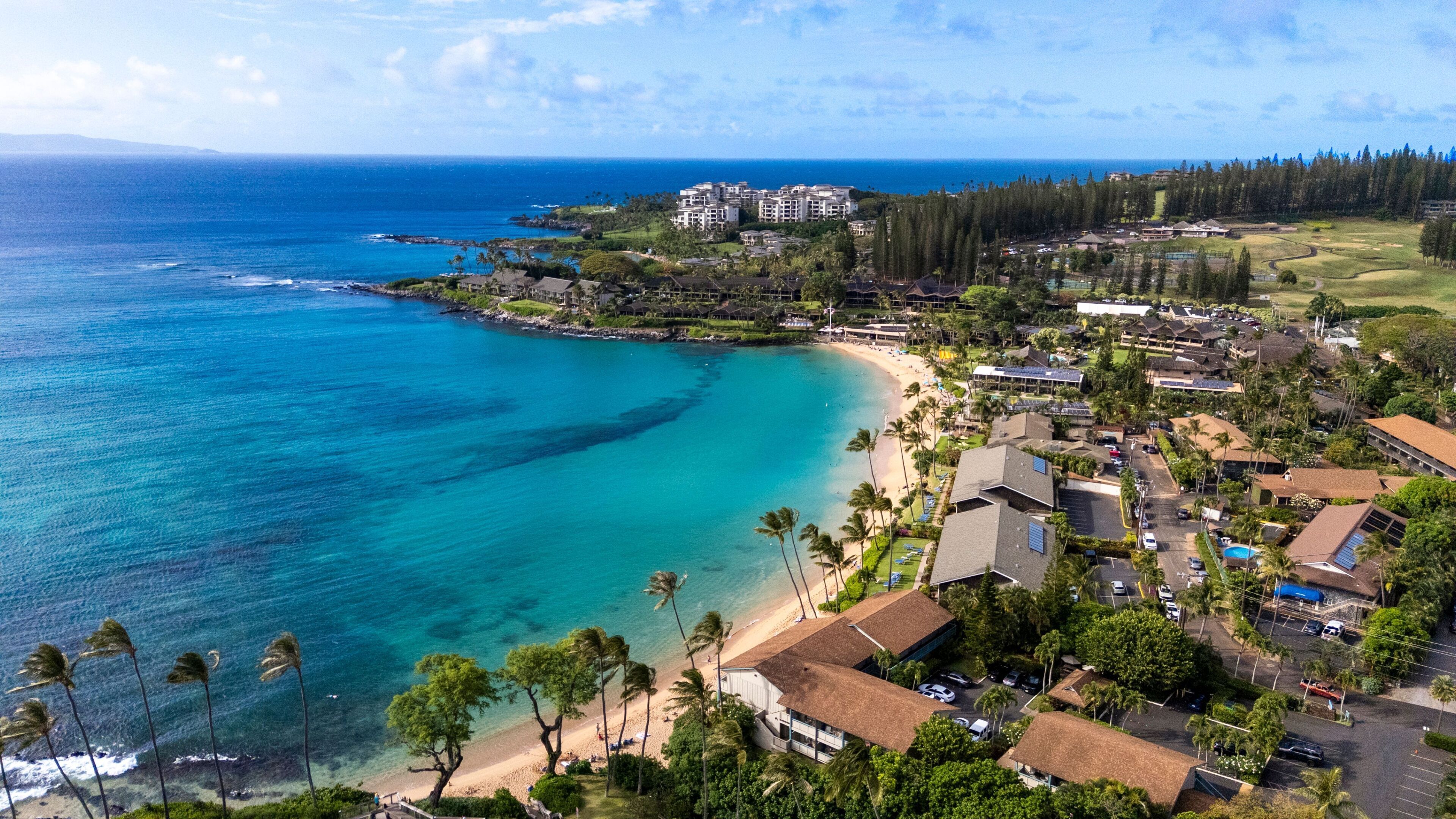 Une station balnéaire dotée de propriétés en bord de mer, d’un terrain de golf et d’un vaste complexe immobilier.