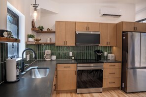 Réfrigérateur, four à micro-ondes, un four, surface de cuisson