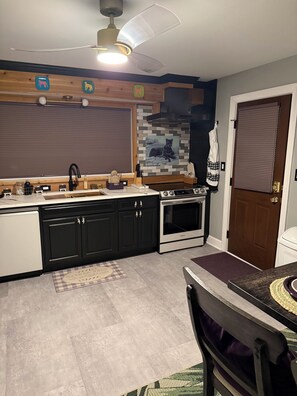 Private kitchen - Bagheera’s Hidy-hole Near HPU (High Point)