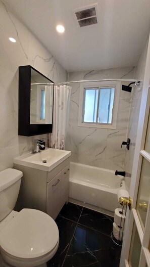 Bathroom - Vrbo Property (Montréal)