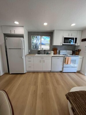 Geladeira, micro-ondas, fogão, cooktop