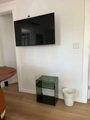 Interior - Charming 1BR w/ Hot Tub & Fire Pit in Novato (Novato)