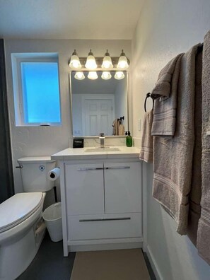 Shower, towels - Charming 1BR w/ Hot Tub & Fire Pit in Novato (Novato)