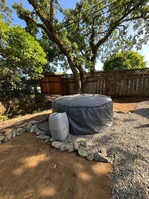 Property grounds - Charming 1BR w/ Hot Tub & Fire Pit in Novato (Novato)