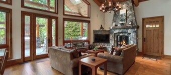 (2R) The Lodge in Yosemite National Park