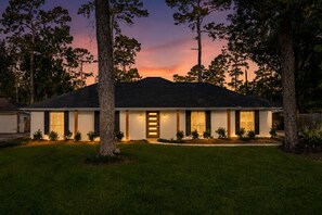 Exterior - 5BR /3BR Luxury Oasis- Pool, Spa, Mini Golf, Pickleball, Basketball (Spring)