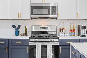 Fridge, microwave, oven, stovetop - 5BR /3BR Luxury Oasis- Pool, Spa, Mini Golf, Pickleball, Basketball (Spring)