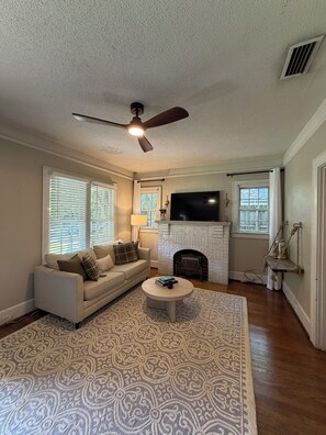 Living area - The Gladys House - Spacious Midtown Retreat (Mobile)