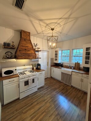 Private kitchen - The Gladys House - Spacious Midtown Retreat (Mobile)