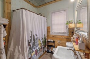 Bathroom - The Gladys House - Spacious Midtown Retreat (Mobile)