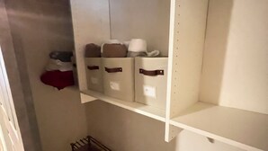Ett förråd med hyllor, en torkställning och plats för att hänga upp kläder.