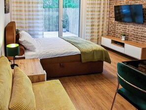 Iron/ironing board, WiFi, bed sheets