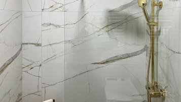Ducha, secador de pelo y toallas