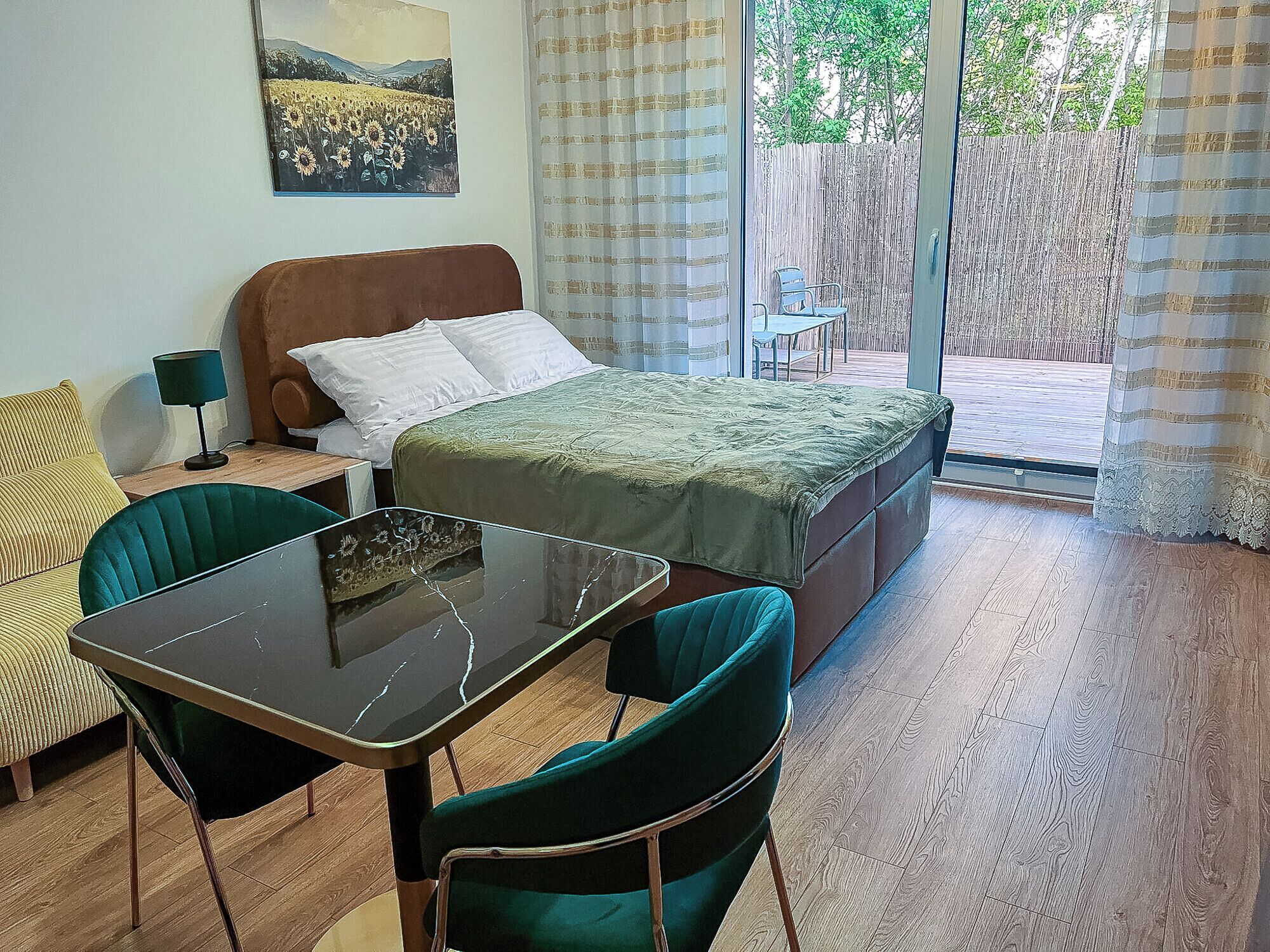 Iron/ironing board, WiFi, bed sheets