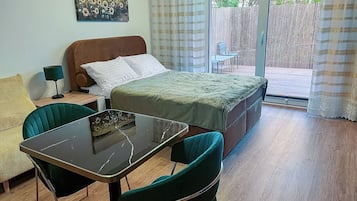 Iron/ironing board, WiFi, bed sheets