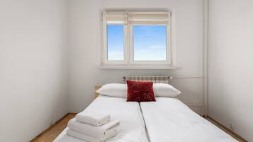Iron/ironing board, WiFi, bed sheets