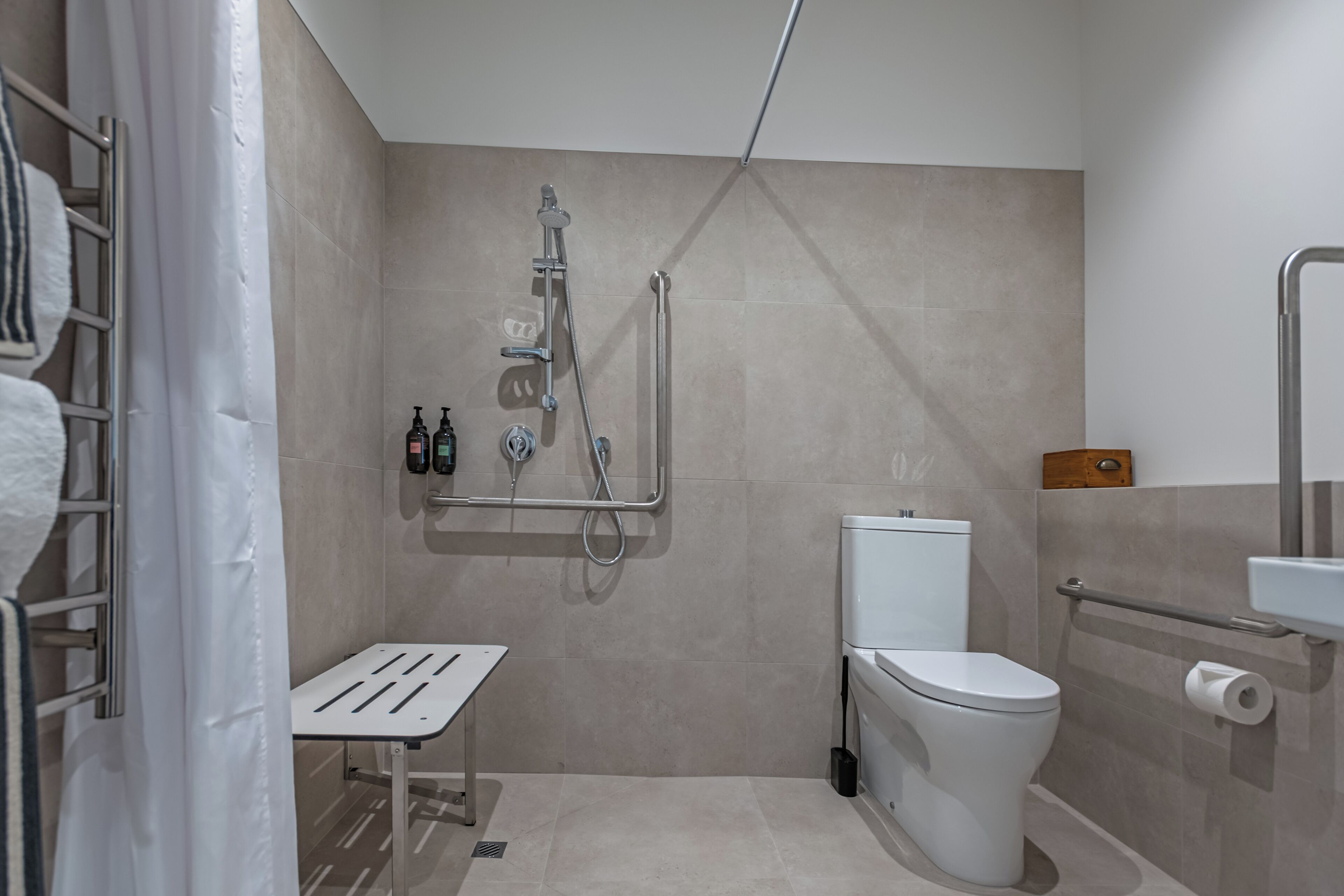 Premium Twin Room, Mobility Accessible | Bathroom | Shower, hair dryer, towels, soap