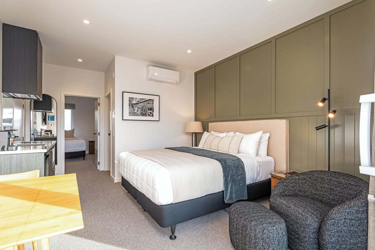 Suite familiar, 2 habitaciones | Ropa de cama de alta calidad y muebles diferentes