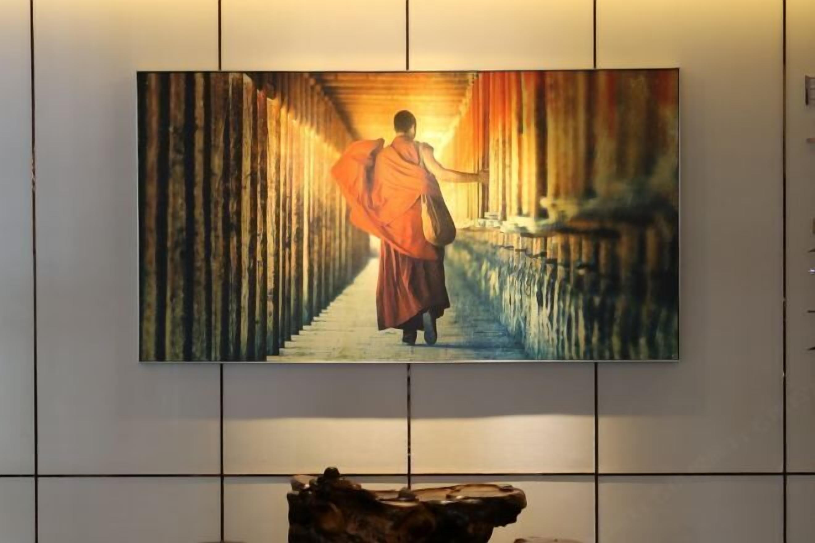 Ein Gemälde zeigt eine Person in traditioneller Kleidung, die einen Gang entlanggeht.