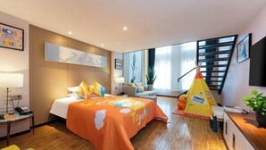 Una habitación de hotel con cama, escritorio, silla, lámpara, planta y ventana.