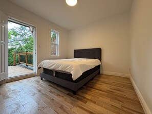 Room - Bright 3BR Upper Duplex w/ Patio – New Renovated (Montréal)