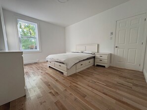 Room - Bright 3BR Upper Duplex w/ Patio – New Renovated (Montréal)