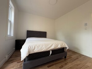 Room - Bright 3BR Upper Duplex w/ Patio – New Renovated (Montréal)