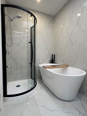 Bathroom - Bright 3BR Upper Duplex w/ Patio – New Renovated (Montréal)