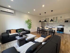 Living area - Bright 3BR Upper Duplex w/ Patio – New Renovated (Montréal)