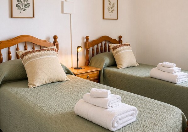 Tabla de planchar con plancha, wifi gratis y ropa de cama
