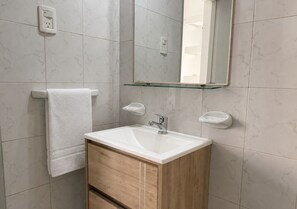 Douche, séchoir à cheveux, bidet, serviettes fournies