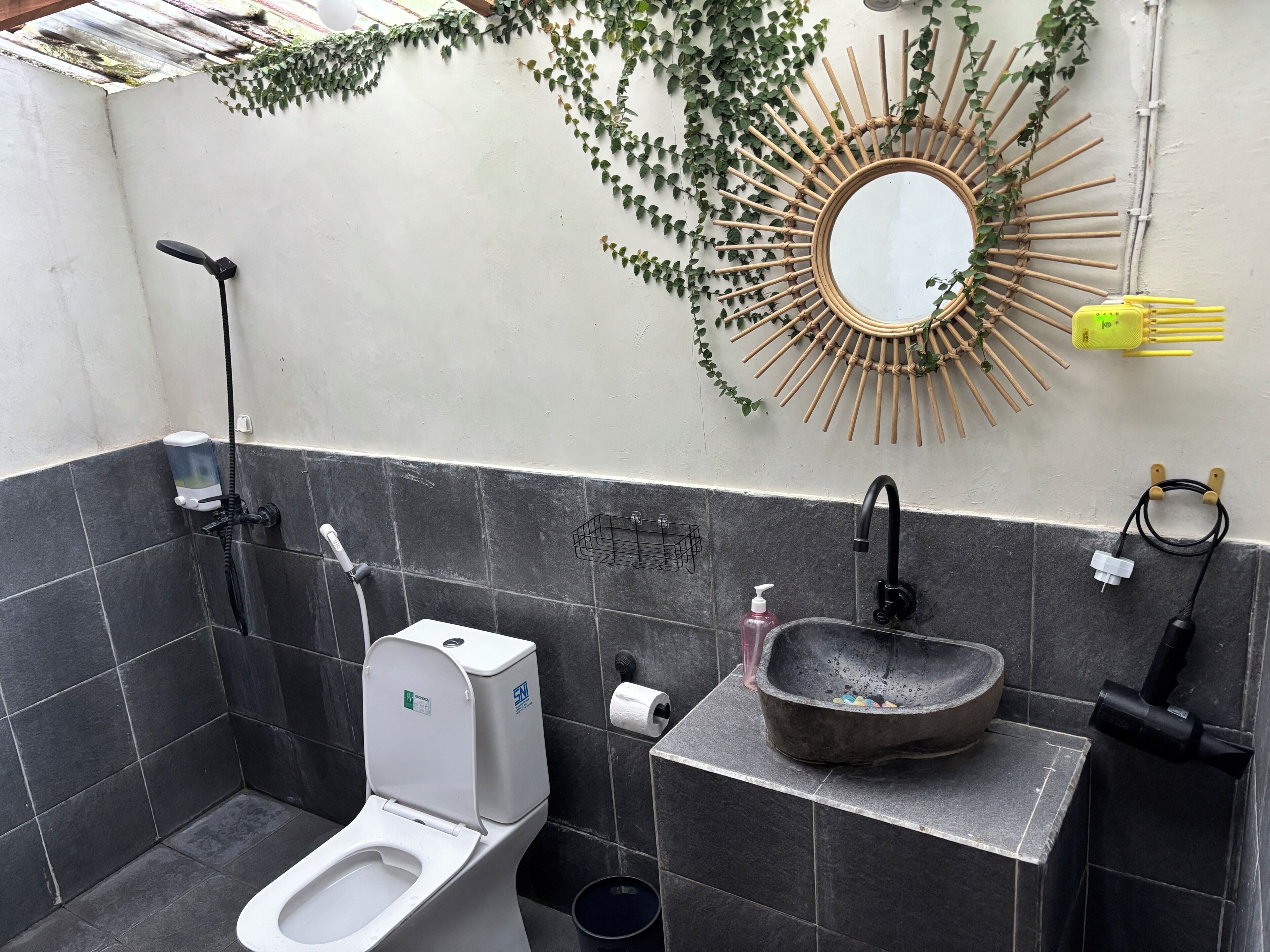 Zimmer, Terrasse, Flussblick | Badezimmer