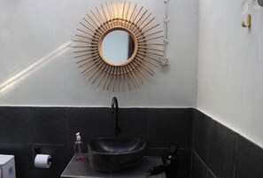 Habitación, patio, vista al río | Baño | Regadera, secadora de cabello, toallas, jabón