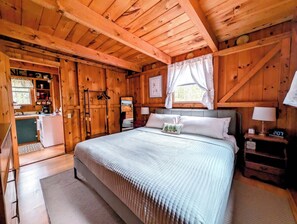 Desk, WiFi, bed sheets - Hikers Cabin with fireplace, 10 minutes to Acadia, 1 dog (Mount Desert)