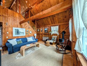 TV, fireplace, offices - Hikers Cabin with fireplace, 10 minutes to Acadia, 1 dog (Mount Desert)