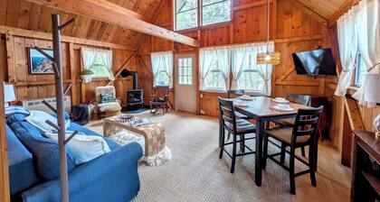 Hikers Cabin with fireplace, 10 minutes to Acadia, 1 dog