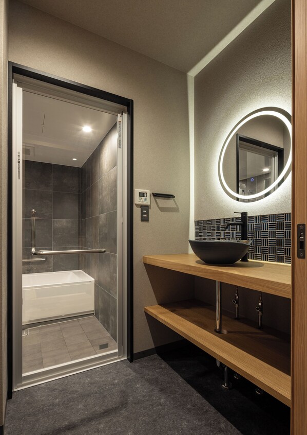 Deluxe-Dreibettzimmer, Stadtblick | Badezimmer | Badewanne und Dusche (separat), kostenlose Toilettenartikel