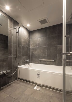Tripla Deluxe, vista città | Bagno | Vasca e doccia separate, set di cortesia gratuito, asciugacapelli