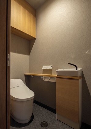 Deluxe-Dreibettzimmer, Stadtblick | Badezimmer | Badewanne und Dusche (separat), kostenlose Toilettenartikel