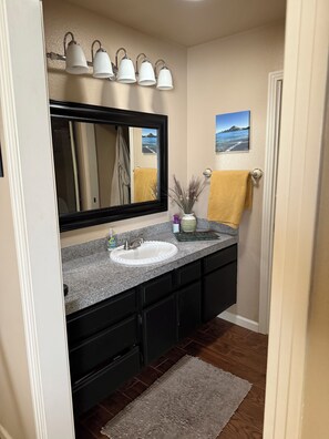 Bathroom - 2-bedroom Mid-Century condo, gated community Silver Sands Racquet Club (Palm Desert)