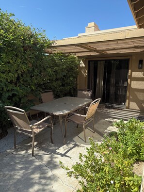 Outdoor dining - 2-bedroom Mid-Century condo, gated community Silver Sands Racquet Club (Palm Desert)