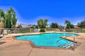 Pool - 2-bedroom Mid-Century condo, gated community Silver Sands Racquet Club (Palm Desert)