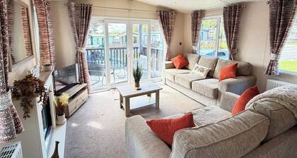 Lillardsedge Apartment Sleeps 6 with Parking