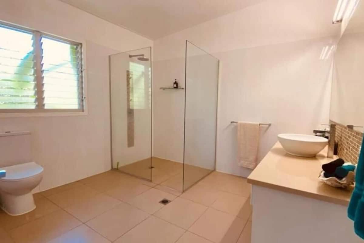 Deluxe Chalet, 5 Bedrooms, Patio, Ocean View | Bathroom | Free toiletries, hair dryer, towels, soap