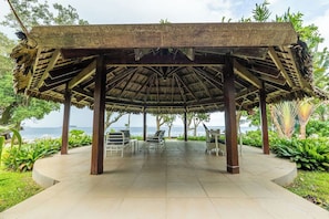 Outdoor dining - Seahorse Lodge (Shefa Province)