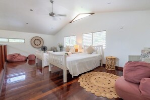 Premium bedding, down duvets, blackout curtains, iron/ironing board - Seahorse Lodge (Shefa Province)