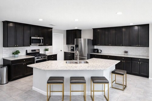 The Gable Nest: 5BR 4BA Home near Houston , Sugarland. Work Groups and Families 